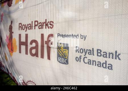 Beschilderung der Royal Bank of Canada beim diesjährigen Royal Parks Half Marathon, Hyde Park, London, England, Großbritannien Stockfoto