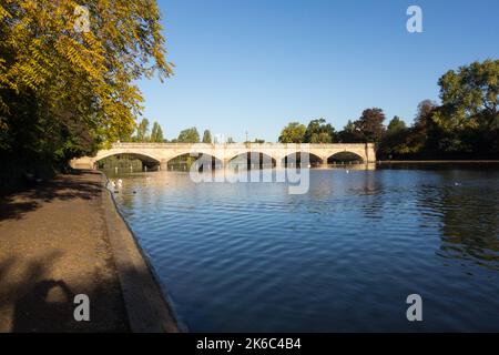 John Rennies Serpentine Bridge trennt Hyde Park und Kensington Gardens, The Serpentine, London, England, Großbritannien Stockfoto