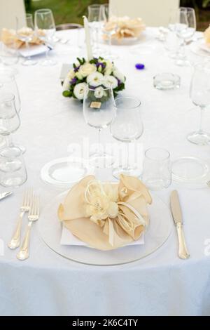 Mise en place of a round table for a wedding Event Stockfoto