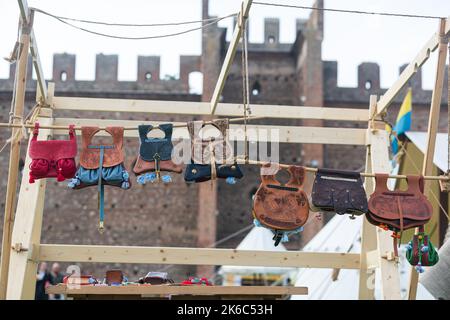 Handgefertigte Vintage-Taschen auf dem mittelalterlichen Markt Stockfoto