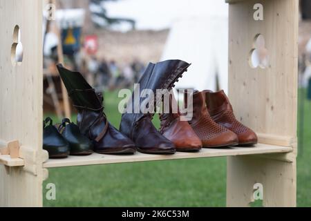 Handgefertigte Vintage-Schuhe auf einem mittelalterlichen Markt Stockfoto