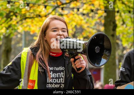 UCC, Cork, Irland. 13. Oktober 2022. Mehr als 1.000 Studenten gingen heute aus ihren Vorlesungen aus, um gegen die Lebenshaltungskrise zu protestieren, von der sie sagen, dass sie schwerwiegende Auswirkungen auf ihre Fähigkeit hat, Tag für Tag zu leben. Als Grund für ihren Protest nannten die Studierenden Universitätsgebühren, Unterbringungskosten und einfache Lebenshaltungskosten. Bei der Veranstaltung sprach Sinéad Roche von der UCC Students Union. Quelle: AG News/Alamy Live News Stockfoto