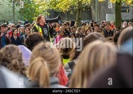 UCC, Cork, Irland. 13. Oktober 2022. Mehr als 1.000 Studenten gingen heute aus ihren Vorlesungen aus, um gegen die Lebenshaltungskrise zu protestieren, von der sie sagen, dass sie schwerwiegende Auswirkungen auf ihre Fähigkeit hat, Tag für Tag zu leben. Als Grund für ihren Protest nannten die Studierenden Universitätsgebühren, Unterbringungskosten und einfache Lebenshaltungskosten. Bei der Veranstaltung sprach Sinéad Roche von der UCC Students Union. Quelle: AG News/Alamy Live News Stockfoto