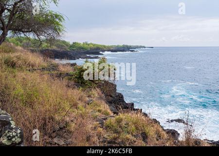 Mit Blick auf die Alahaka Bay und die felsige Küste vor dem Ala Kahakai National Historic Trail im Süden von kona hawaii Stockfoto