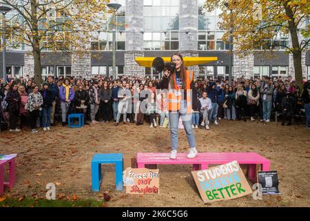 UCC, Cork, Irland. 13. Oktober 2022. Mehr als 1.000 Studenten gingen heute aus ihren Vorlesungen aus, um gegen die Lebenshaltungskrise zu protestieren, von der sie sagen, dass sie schwerwiegende Auswirkungen auf ihre Fähigkeit hat, Tag für Tag zu leben. Als Grund für ihren Protest nannten die Studierenden Universitätsgebühren, Unterbringungskosten und einfache Lebenshaltungskosten. Asha Woodhouse, Präsidentin der UCC Students Union, sprach bei der Veranstaltung. Quelle: AG News/Alamy Live News Stockfoto