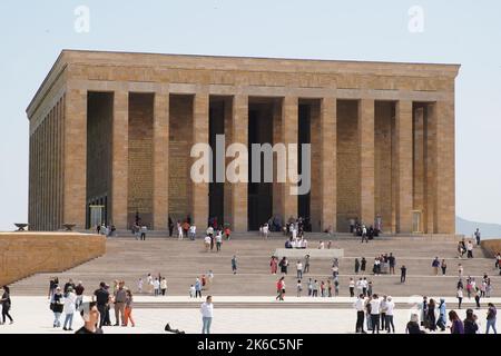 ANKARA, TURKIYE - 05. JUNI 2022: Die Menschen besuchen Anitkabir, wo sich das Mausoleum von Atatürk befindet, dem Gründer und ersten Präsidenten der Republik Turkiye. Stockfoto