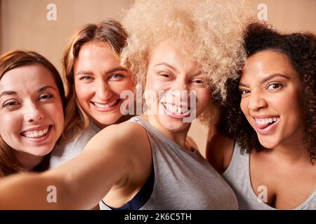 Gruppe Von Verschiedenen Körper Positive Frauen Freunde In Freizeitkleidung Posiert Für Selfie Auf Handy Stockfoto