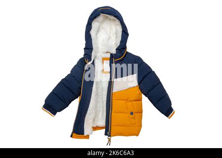 Winterjacke isoliert. Stylische, blau-gelbe, warme Winter-Daunenjacke für Kinder, isoliert auf weißem Hintergrund. Modische Kleidung für den Frühling und Stockfoto