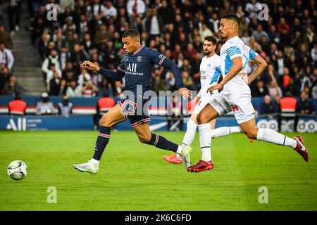 Kylian MMAPPE von PSG und William SALIBA von Marseille während des französischen Fußballspiels Ligue 1 zwischen Paris Saint-Germain und Olympique de Marseille am 17. April 2022 im Stadion Parc des Princes in Paris, Frankreich - Foto Matthieu Mirville / DPPI Stockfoto