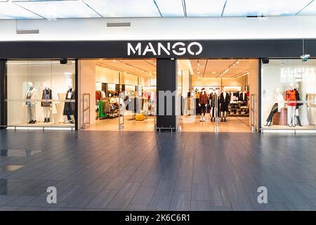 Modische Mango Marke Interieur des Bekleidungsgeschäft. Kaunas, Litauen, 27. September 2022 Stockfoto