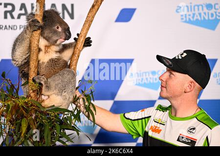 Phillip Island, Australien. 13. Oktober 2022. Pressekonferenz vor dem Animoca Brands Australian Grand Prix der MotoGP auf dem Phillip Island Circuit. 13. Oktober 2022 in Bild: Kelso mit Koala Rueda de prensa previa al Gran Premio de MotoGP de Australia en el Circuito Internacional de Phillip Island. 13 de Octubre de 2022 POOL/ MotoGP.com/Cordon die Pressebilder sind nur für redaktionelle Zwecke bestimmt. Obligatorischer Kredit: © motogp.com Kredit: CORDON PRESS/Alamy Live News Stockfoto