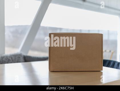 Copy-Space-Box auf dem Tisch vor dem Hintergrund des bewölkten Herbsttages Stockfoto