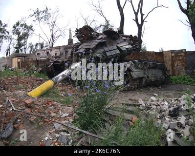 Ein zerstörter ukrainischer Kampfpanzer, der nach einem Angriff russischer Streitkräfte in den Vororten Tschernihiw in der Ukraine aufgegeben wurde Stockfoto