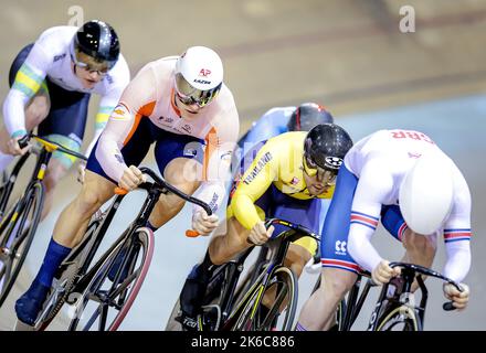 Saint-Quentin-En-Yvelines, Frankreich. 13.. Oktober 2022. SAINT-QUENTIN-EN-YVELINES - Jeffrey Hoogland in Aktion beim Männer-Deirin-Event am zweiten Tag der UCI-Bahn-Weltmeisterschaften. ANP ROBIN VAN LONKHUIJSEN Credit: ANP/Alamy Live News Stockfoto