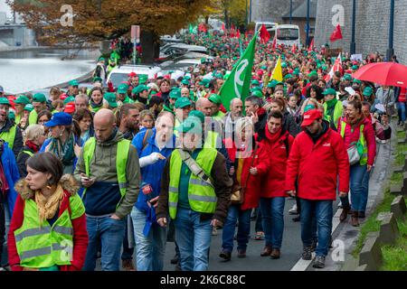 Namur, Belgien. 13. Oktober 2022. Die Abbildung zeigt einen Lehrerprotest, der von den Lehrergewerkschaften der Föderation Wallonien-Brüssel in Namur am Donnerstag, dem 13. Oktober 2022, organisiert wurde. Die Menschen der Demonstration gehen zum Place Saint-Aubain in Namur. BELGA FOTO NICOLAS MAETERLINCK Kredit: Belga Nachrichtenagentur/Alamy Live News Stockfoto