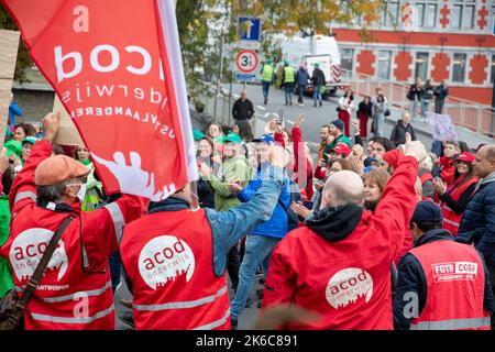 Namur, Belgien. 13. Oktober 2022. Die Abbildung zeigt einen Lehrerprotest, der von den Lehrergewerkschaften der Föderation Wallonien-Brüssel in Namur am Donnerstag, dem 13. Oktober 2022, organisiert wurde. Die Menschen der Demonstration gehen zum Place Saint-Aubain in Namur. BELGA FOTO NICOLAS MAETERLINCK Kredit: Belga Nachrichtenagentur/Alamy Live News Stockfoto