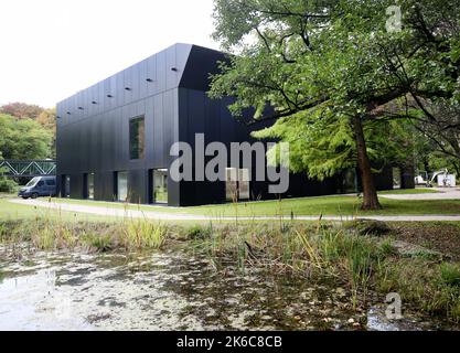 Bottrop, Deutschland. 13. Oktober 2022. Die neue Erweiterung des Museums 'Quadrat' mit der Sonderausstellung 'Josef Albers. Hommage an den Platz“. Quelle: Roland Weihrauch/dpa/Alamy Live News Stockfoto
