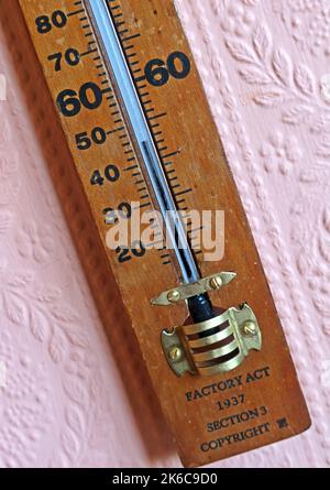 Hölzernes Industrie-Glühbirnenthermometer, zeigt kalte Temperatur in Fahrenheit - Factory Act 1937 Abschnitt 3 Copyright, Stockfoto