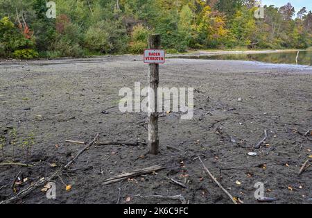 Strausberg, Deutschland. 13. Oktober 2022. Das Schild „Baden verboten“ steht seit langem auf trockenem Land an der Südspitze des Straussees. Seit Jahren sinkt der Straussee östlich von Berlin stetig. Quelle: Patrick Pleul/dpa/Alamy Live News Stockfoto