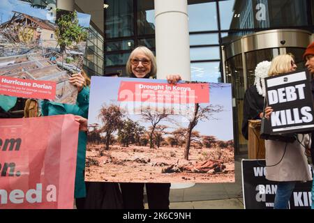 London, Großbritannien. 13.. Oktober 2022. Demonstranten versammelten sich vor dem Londoner Büro der Weltbank und forderten, dass IWF und Weltbank die Schulden des Globalen Südens für Klimagerechtigkeit annullieren. Kredit: Vuk Valcic/Alamy Live Nachrichten Stockfoto