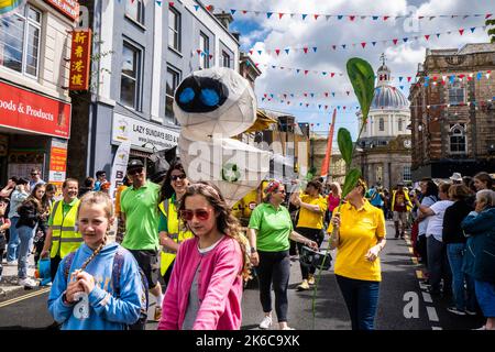 Mitarbeiter und Schüler der Humphry Davy Schule nehmen an einer Prozession am Mazey Day während des Golowan Festivals in Cornwall, England, Teil. Stockfoto