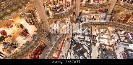 Innenansicht der Galleries Lafayette Haussmann in Paris, Frankreich. Kaufhäuser Boulevard Haussmann. Stockfoto