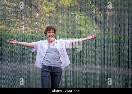 SCHWIMMEN. Eine von Liz Richardson geschriebene und performte Einfrau-Performance im Trebah Garden Amphitheatre in Cornwall, Großbritannien. Stockfoto