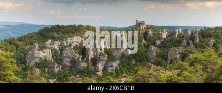 Felsen mit seltsamen Formen im Chaos von Montpellier-le-Vieux im nationalpark cevennes. Panorama, Panorama... Stadt der Steine, La Roque-Sainte-Ma Stockfoto