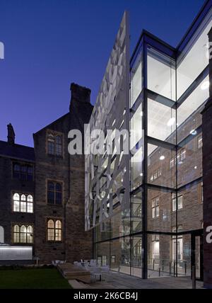 Innenhof in der Abenddämmerung. University of Bristol: Fry Building, Bristol, Großbritannien. Architekt: Wilkinson Eyre Architects, 2020. Stockfoto