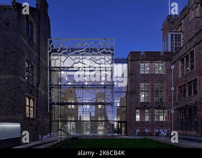 Abenddämmerung vom Innenhof. University of Bristol: Fry Building, Bristol, Großbritannien. Architekt: Wilkinson Eyre Architects, 2020. Stockfoto