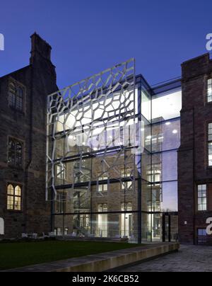 Innenhof in der Abenddämmerung. University of Bristol: Fry Building, Bristol, Großbritannien. Architekt: Wilkinson Eyre Architects, 2020. Stockfoto