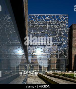 Innenhofwand und Außenwand im Atrium. University of Bristol: Fry Building, Bristol, Großbritannien. Architekt: Wilkinson Eyre Architects, 2020. Stockfoto