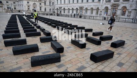 Somerset House, London, Großbritannien. 13. Oktober 2022. In Zusammenarbeit mit Somerset House bringt die in Lissabon lebende interdisziplinäre Künstlerin Grada Kilomba ihre von der Kritik gefeierte Installation O Barco / The Boat vom 29. September bis 19. Oktober 2022 in den Innenhof des Somerset House. Die markante, 32 Meter lange Installation besteht aus 140 Blöcken, deren Anordnung den unteren ‘„Halt“ eines historischen europäischen Sklavenschiffs umreißt. Kredit: Malcolm Park./Alamy Live Nachrichten Stockfoto