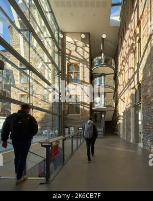 Hauptzirkulationsraum. University of Bristol: Fry Building, Bristol, Großbritannien. Architekt: Wilkinson Eyre Architects, 2020. Stockfoto