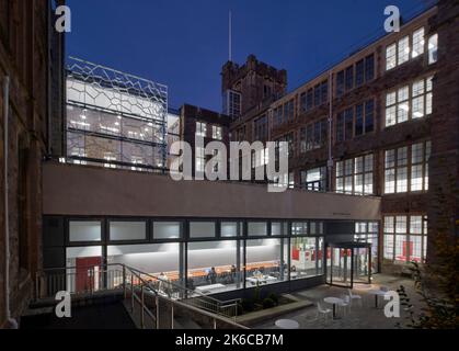 Unterer Innenhof bei Dämmerung. University of Bristol: Fry Building, Bristol, Großbritannien. Architekt: Wilkinson Eyre Architects, 2020. Stockfoto