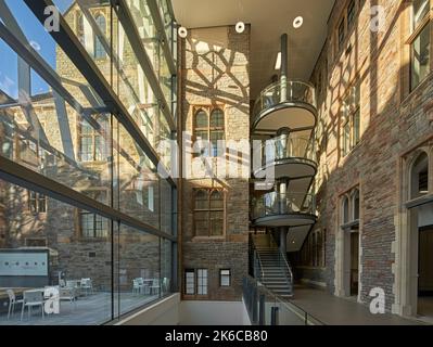 Hauptzirkulationsraum. University of Bristol: Fry Building, Bristol, Großbritannien. Architekt: Wilkinson Eyre Architects, 2020. Stockfoto