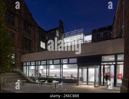 Unterer Innenhof bei Dämmerung. University of Bristol: Fry Building, Bristol, Großbritannien. Architekt: Wilkinson Eyre Architects, 2020. Stockfoto