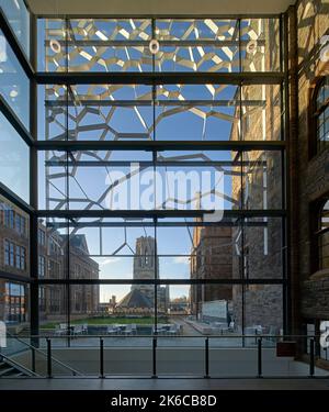 Hauptzirkulationsraum. University of Bristol: Fry Building, Bristol, Großbritannien. Architekt: Wilkinson Eyre Architects, 2020. Stockfoto