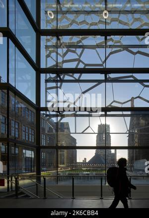 Hauptzirkulationsraum. University of Bristol: Fry Building, Bristol, Großbritannien. Architekt: Wilkinson Eyre Architects, 2020. Stockfoto