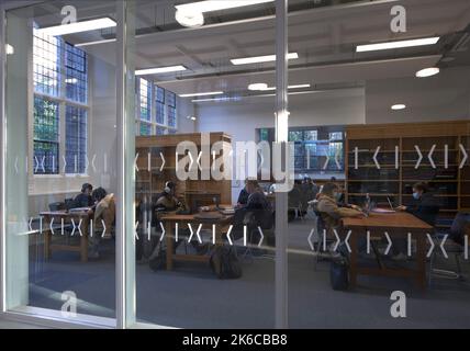 Durchsicht zur Bibliothek. University of Bristol: Fry Building, Bristol, Großbritannien. Architekt: Wilkinson Eyre Architects, 2020. Stockfoto