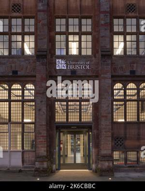 Eingang bei Dämmerung. University of Bristol: Fry Building, Bristol, Großbritannien. Architekt: Wilkinson Eyre Architects, 2020. Stockfoto