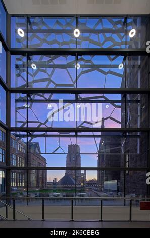 Hauptzirkulationsraum. University of Bristol: Fry Building, Bristol, Großbritannien. Architekt: Wilkinson Eyre Architects, 2020. Stockfoto