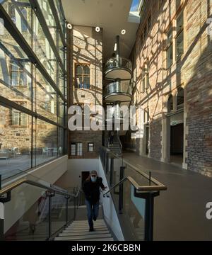 Hauptzirkulationsraum. University of Bristol: Fry Building, Bristol, Großbritannien. Architekt: Wilkinson Eyre Architects, 2020. Stockfoto