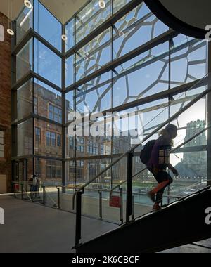 Hauptzirkulationsraum. University of Bristol: Fry Building, Bristol, Großbritannien. Architekt: Wilkinson Eyre Architects, 2020. Stockfoto