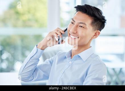 Immer für einen Anruf zur Verfügung. Ein junger Geschäftsmann auf einem Anruf bei der Arbeit. Stockfoto