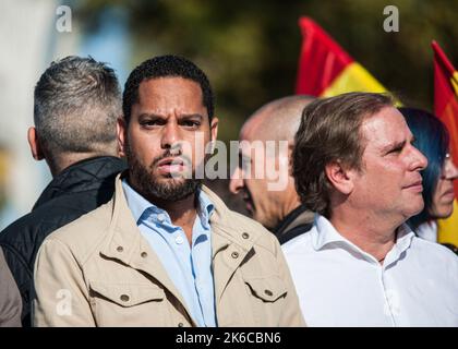 Barcelona, Spanien. 12. Oktober 2022. Ignacio Garriga (L) ein Mitglied der VOX, gesehen während der Parade zum Hispanic Day. 12. Oktober, Nationalfeiertag Spaniens. Der Ursprung dieses Feiertages geht auf das 15.. Jahrhundert zurück, als am 12. Dezember 1492 Christopher Columbus und seine Besatzung an der Küste von Guanahani (Bahamas) landeten. Kolumbus dachte, er hätte die Indien erreicht, aber in Wirklichkeit entdeckte er den neuen Kontinent, Amerika. Dieses Datum ist die Erhöhung des spanischen Nationalismus. Kredit: SOPA Images Limited/Alamy Live Nachrichten Stockfoto