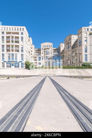 Residenzen am Ufer des Flusses Lez in Montpellier, Frankreich. Stockfoto