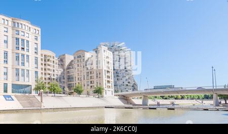 Residenzen am Ufer des Flusses Lez in Montpellier, Frankreich. Stockfoto