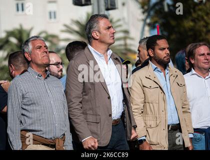 Javier Ortega Smith-Molina (C) und Ignacio Garriga (2R), beide Mitglieder von VOX, wurden während der Parade zum Hispanic Day beim Blumenangebot am Kolumbus-Denkmal gesehen. 12. Oktober, Nationalfeiertag Spaniens. Der Ursprung dieses Feiertages geht auf das 15.. Jahrhundert zurück, als am 12. Dezember 1492 Christopher Columbus und seine Besatzung an der Küste von Guanahani (Bahamas) landeten. Kolumbus dachte, er hätte die Indien erreicht, aber in Wirklichkeit entdeckte er den neuen Kontinent, Amerika. Dieses Datum ist die Erhöhung des spanischen Nationalismus. (Foto von Mario Coll/SOPA Images/Sipa USA) Stockfoto