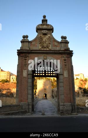Zugangstür zur monumentalen Alcántara-Brücke in der Stadt Toledo Stockfoto